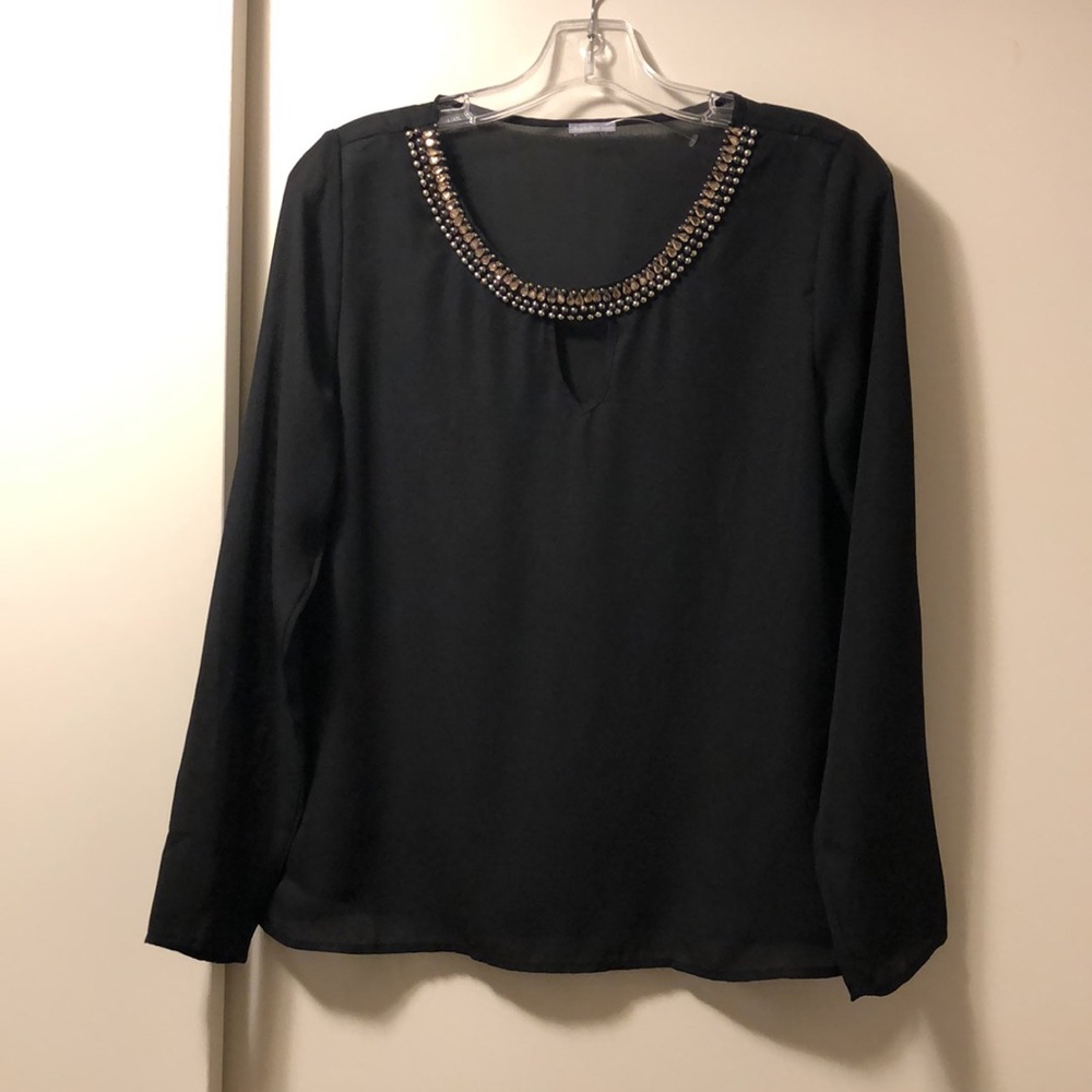 NWOT Womens beaded neck line blouse